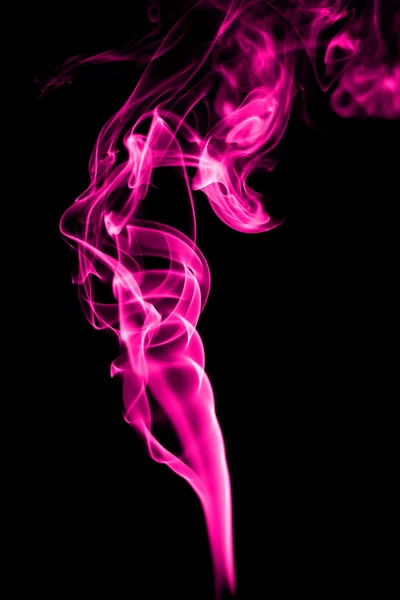Абстрактный розовый дым на черном фоне — стоковое фото