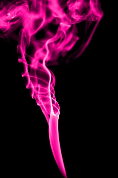 Fumée rose abstraite sur fond noir — Photo