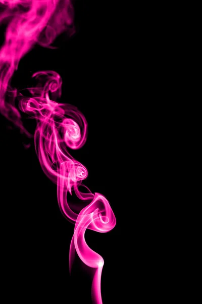 검은 배경에 추상 분홍색 연기 — 스톡 사진