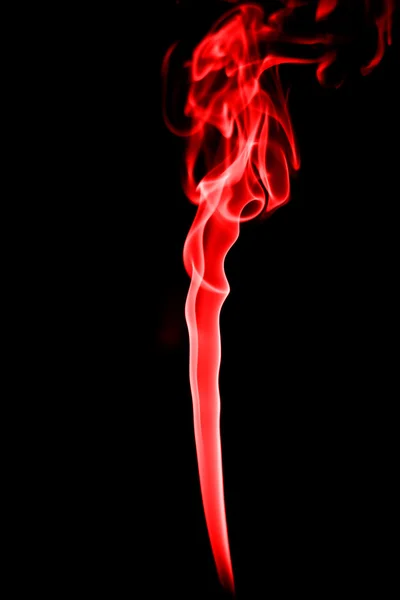 검은 배경에 선명 한 붉은 연기 — 스톡 사진