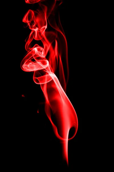 黑色背景下的红烟 — 图库照片