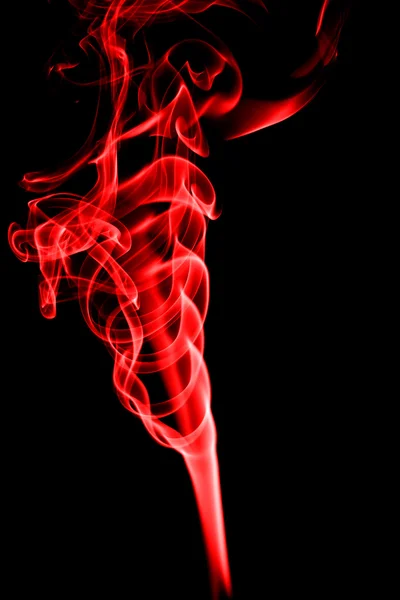 검은 배경에 선명 한 붉은 연기 — 스톡 사진