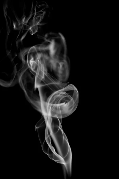 Абстрактный белый дым на черном фоне — стоковое фото