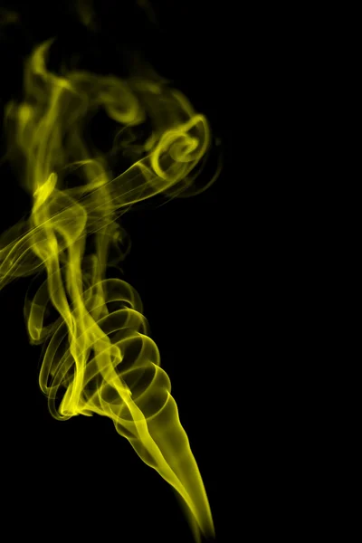 Абстрактный желтый дым на черном фоне — стоковое фото