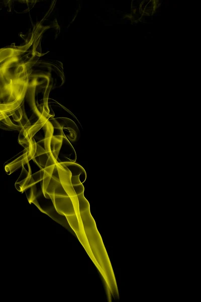 Абстрактный желтый дым на черном фоне — стоковое фото
