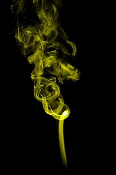 Αφηρημένος κίτρινος καπνός σε μαύρο φόντο — Φωτογραφία Αρχείου