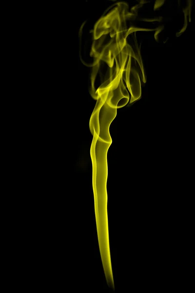 Abstraktní žlutý kouř na černém pozadí — Stock fotografie