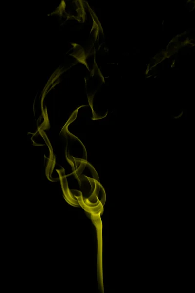 Abstrato fumo amarelo sobre fundo preto — Fotografia de Stock