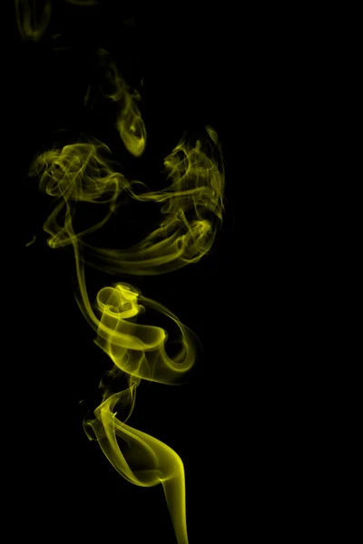 黒い背景の黄色い煙 — ストック写真