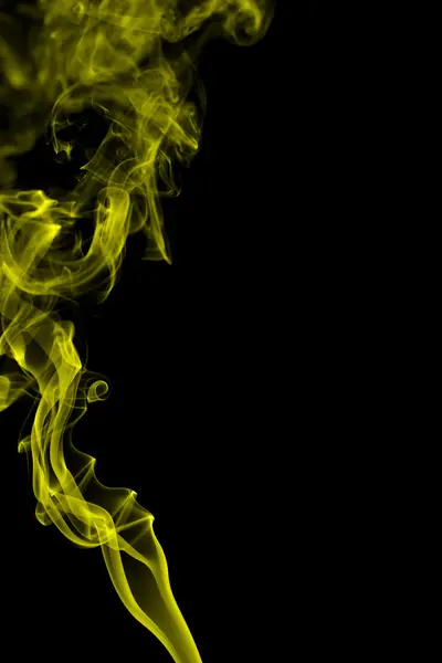 Абстрактний жовтий дим на чорному тлі — стокове фото
