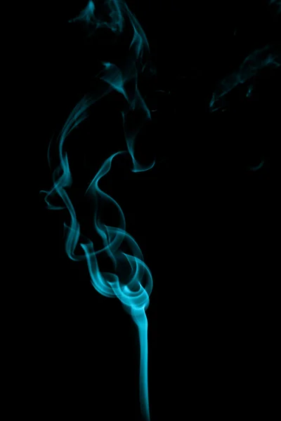 Astratto fumo ciano su sfondo nero Foto Stock Royalty Free