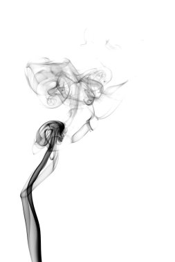 Beyaz arkaplanda soyut siyah duman