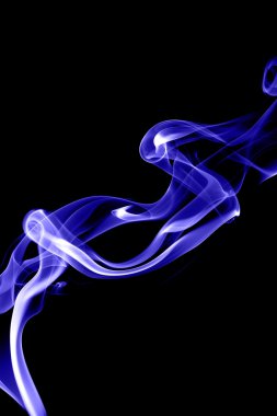 Siyah arkaplanda soyut mavi duman