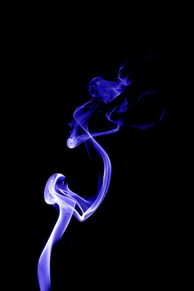 Siyah arkaplanda soyut mavi duman — Stok fotoğraf