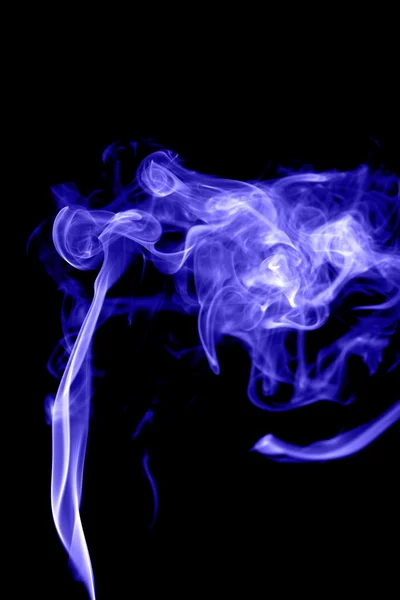 Humo azul abstracto sobre fondo negro — Foto de Stock