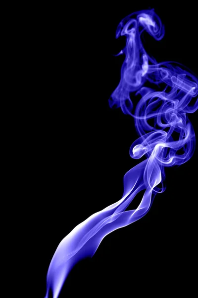 Абстрактный синий дым на черном фоне — стоковое фото