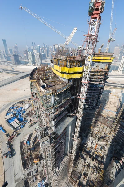 Verenigde Arabische Emiraten, Dubai, 05/21/2015, Damac torens Dubai door Paramount, bouw en ariel weergaven met stadsgezicht achtergrond — Stockfoto