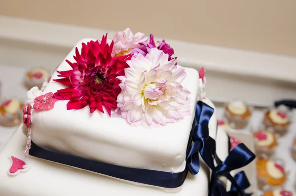 Wedding cake with beautiful flowers and decorations — Stock Photo, Image