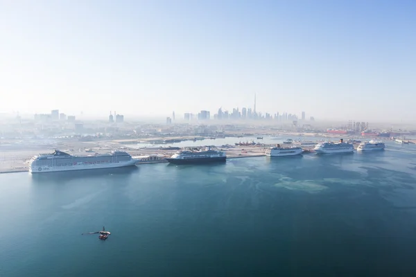 Egyesült Arab Emírségek, Dubai, 12/03/2015, Dubai kikötő terminál, port rashid. Tengerjáró hajók dokkoló. — Stock Fotó