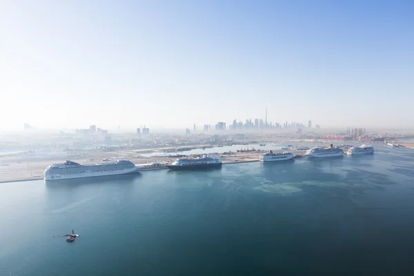 Emiratos Árabes Unidos, Dubai, 03 / 12 / 2015, Dubai cruise port terminal, port rashid. Embarcación de cruceros . — Foto de Stock