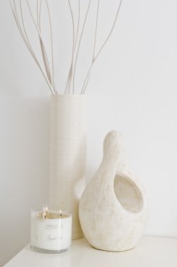 Vanilya krem ve beyaz seramik özelliklerle mumlar yanan tütsü