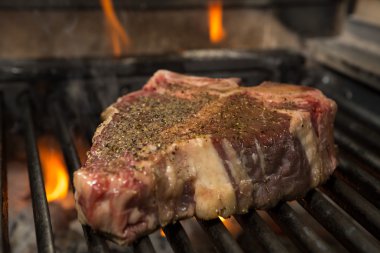 T Bone alev mükemmellik için ızgara olmak
