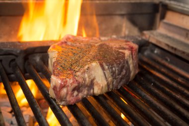 T Bone alev mükemmellik için ızgara olmak