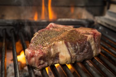 T Bone alev mükemmellik için ızgara olmak