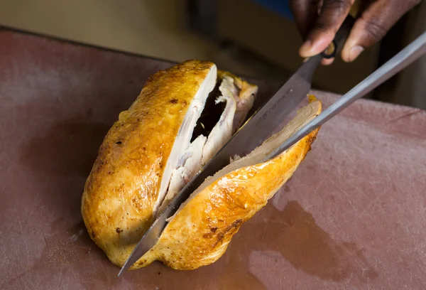 Inglaterra, Blackpool, 30 / 12 / 2015, Pollo asado entero cortado en rodajas en una tabla de cortar con textura rústica — Foto de Stock