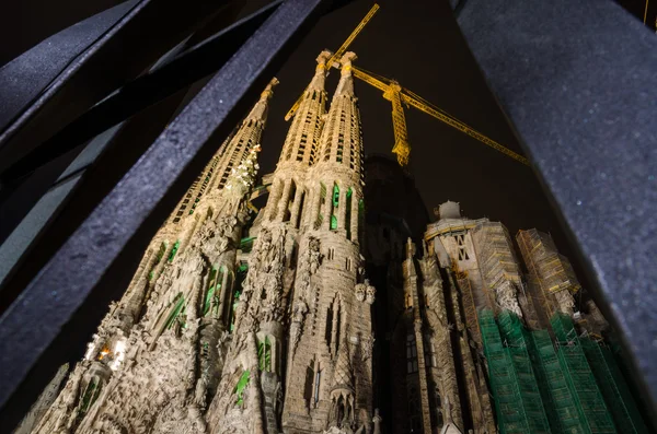 バルセロナ、スペイン、2013/05/21、サグラダ ・ ファミリアのライトアップ夜建設クレーン. — ストック写真