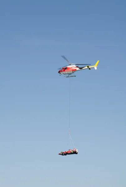 Barcelona, Hiszpania, 05/06/2013, helicopter latająca samochód Formuły jeden wyścig Ferrari nad miastem. — Zdjęcie stockowe