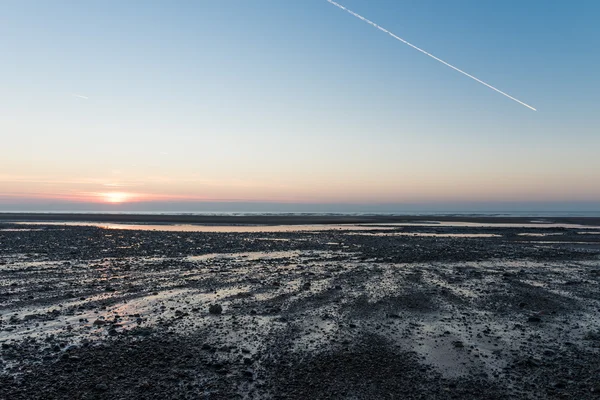 White Condensation Trail Avion Volant Travers Plage Dans Beau Ciel — Photo