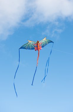 Efsanevi Ejderha uçurtma bir bulutlu gökyüzü parlak güneşli bir günde