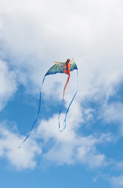 Pipa mítica dragão voando em um céu nublado em um dia ensolarado brilhante — Fotografia de Stock