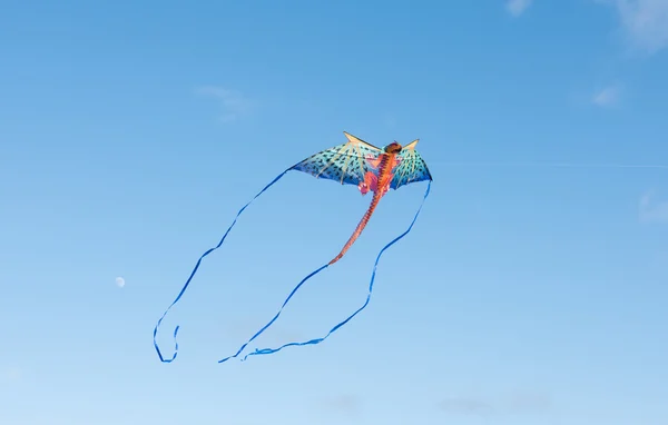 Pipa mítica dragão voando em um céu nublado em um dia ensolarado brilhante — Fotografia de Stock