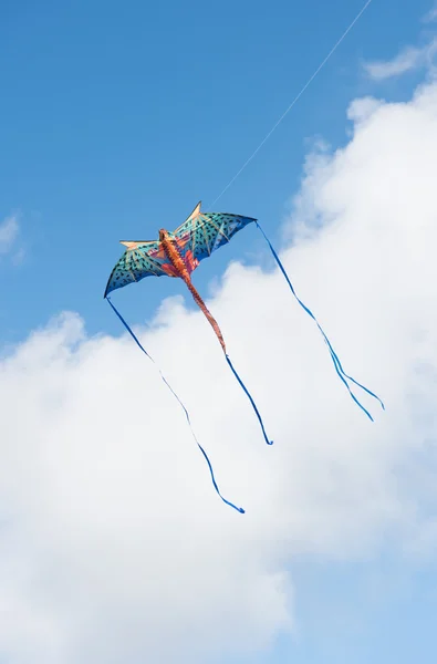 Pipa mítica dragão voando em um céu nublado em um dia ensolarado brilhante — Fotografia de Stock