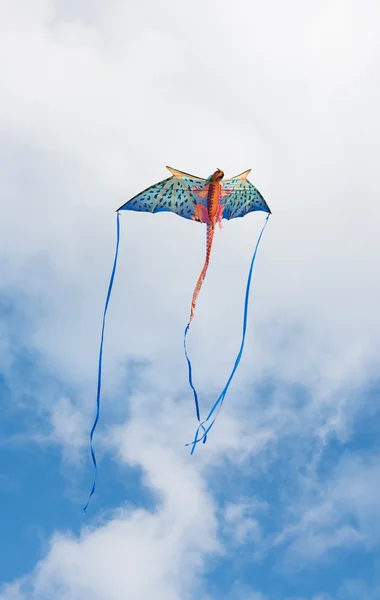 Pipa mítica dragão voando em um céu nublado em um dia ensolarado brilhante — Fotografia de Stock