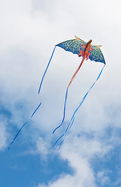 Pipa mítica dragão voando em um céu nublado em um dia ensolarado brilhante — Fotografia de Stock