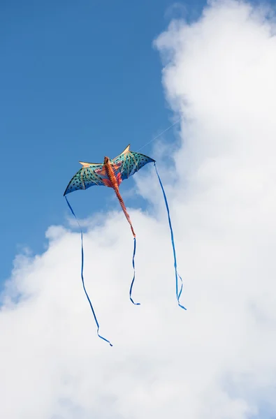 Мифический змей-дракон, летящий в облачном небе в яркий солнечный день — стоковое фото