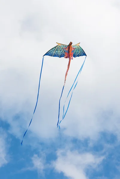 Mythische Drachen fliegen in einem bewölkten Himmel an einem sonnigen Tag — Stockfoto