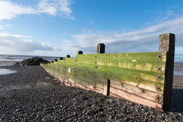 Cleveleys Engeland 2016 Een Rustieke Verweerde Houten Zeeverdedigings Muur Bedekt — Stockfoto