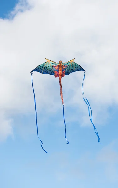 Pipa mítica dragão voando em um céu nublado em um dia ensolarado brilhante — Fotografia de Stock