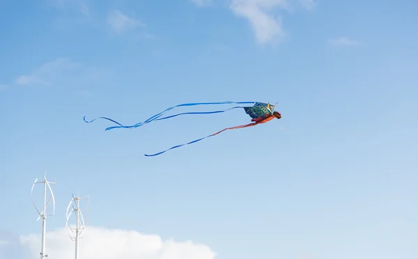 Pipa mítica dragão voando em um céu nublado em um dia ensolarado brilhante — Fotografia de Stock