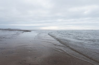 kasvetli bir bulutlu gün bir plaj akan rahatlatıcı ve yumuşak yatıştırıcı dalgalar