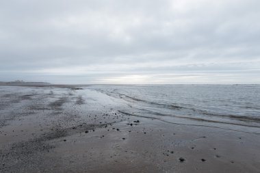 kasvetli bir bulutlu gün bir plaj akan rahatlatıcı ve yumuşak yatıştırıcı dalgalar