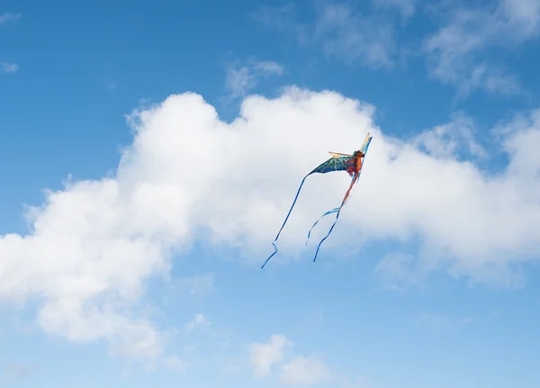 Pipa mítica dragão voando em um céu nublado em um dia ensolarado brilhante — Fotografia de Stock