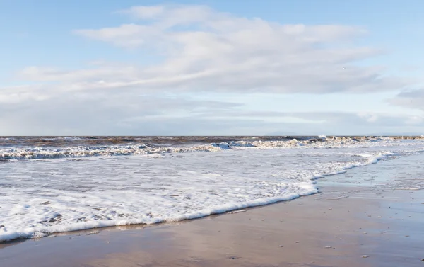 Vagues calmantes et relaxantes se jetant dans une plage au coucher du soleil — Photo