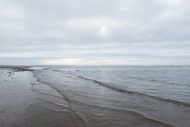 kasvetli bir bulutlu gün bir plaj akan rahatlatıcı ve yumuşak yatıştırıcı dalgalar