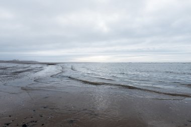 kasvetli bir bulutlu gün bir plaj akan rahatlatıcı ve yumuşak yatıştırıcı dalgalar