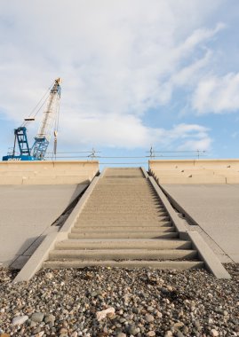 Beton beach gidiş, aşağıdan vurdu adımlar.